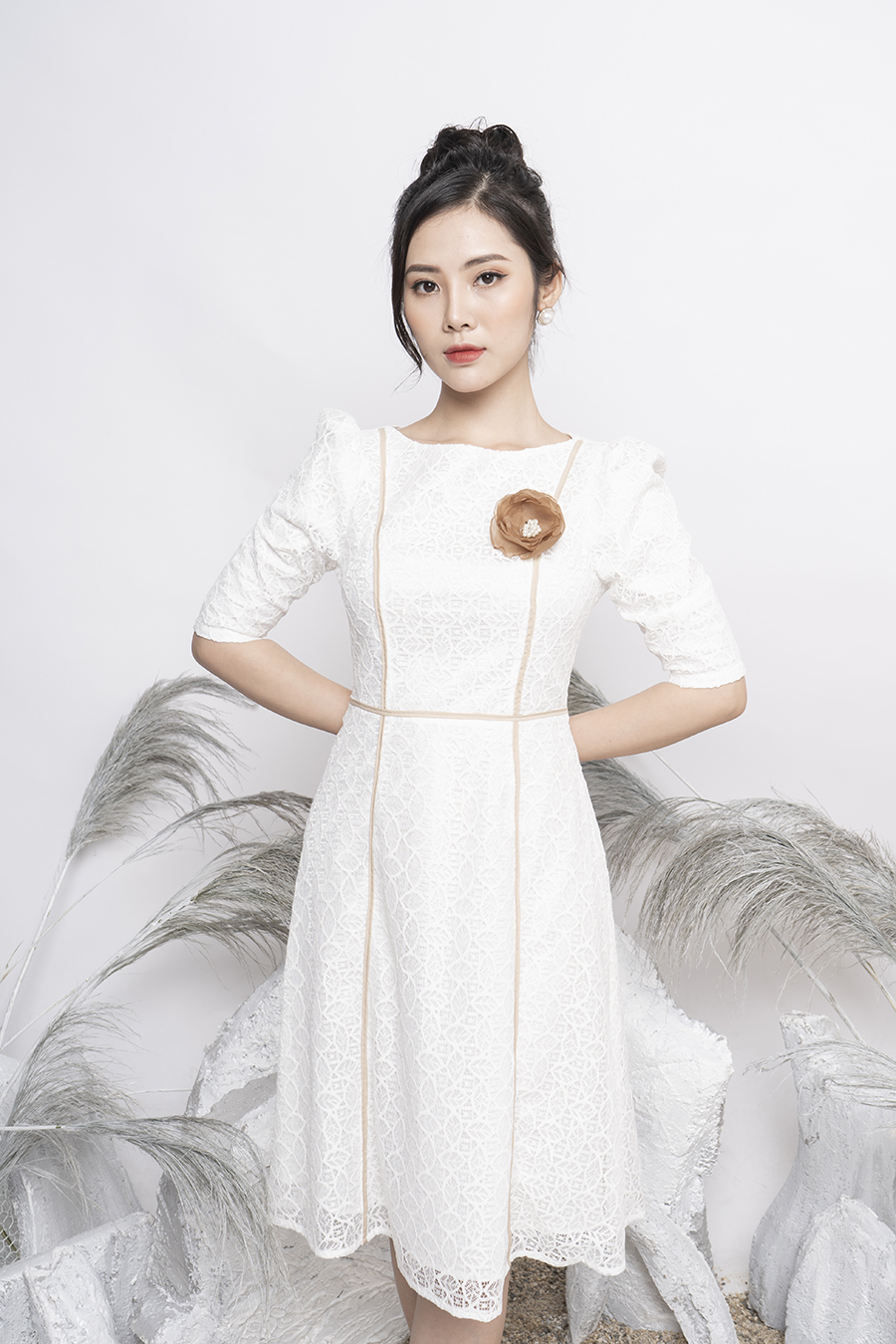 Mẫu váy ren trắng thuộc bộ sưu tập mới nhất của Vandora Fashion